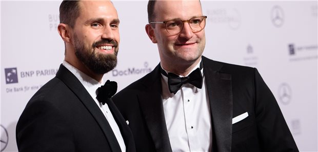 Ex-Gesundheitsminister Spahn trennt sich von Villa Ex-Gesundheitsminister Jens Spahn (rechts) und sein Ehemann haben sich von ihrer gemeinsamen Villa im Berliner Stadtteil Dahlem getrennt. (Archivbild)