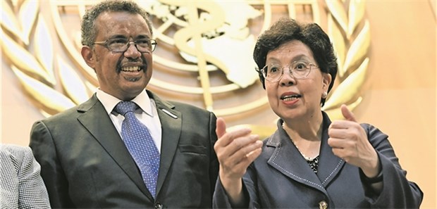 Die WHO wird 70 – und wirkt wie ein Dino Ex-WHO-Generaldirektorin Dr. Margaret Chan und ihr Nachfolger Dr. Tedros Adhanom Ghebreyesus im Mai 2017 bei der Weltgesundheitsversammlung in Genf.