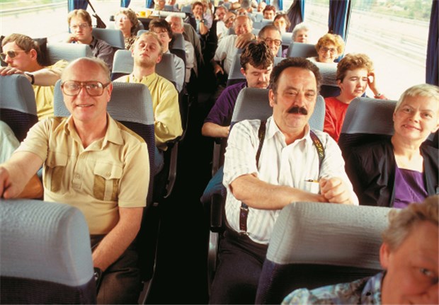 Bei Reisen ist das Risiko für Thrombosen fast verdreifacht Experten empfehlen bei mehrstündigen Reisen zum Schutz der Venen Maßnahmen wie ausreichend Flüssigkeitszufuhr und Bewegung.