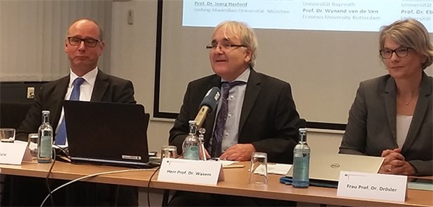 "Mehr Geld für Kranke, weniger für Gesunde" Experten im Gespräch zum Morbi-RSA (von links): Frank Plate, BVA-Präsident, Gesundheitsökonom Prof. Jürgen Wasem, Prof. Saskia Drösler.