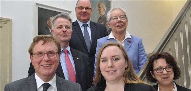 Externe Koordinator Otto Melchert, Laura Löffler von der Ärztegenossenschaft Nord und Karin Löhmann von der Kreisverwaltung (unten von links), Landrat Jan Peter Schröder und Rosemarie Jahn vom Gesundheitsausschuss des Kreises (Mitte) und Lars Wrage, Geschäftsführer der Wirtschaftsförderungsgesellschaft des Kreises (oben). 