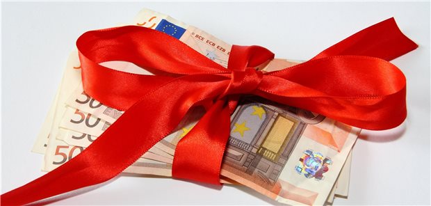 Extra-Prämie für ein schweiriges Jahr? Der Corona-Bonus wird steuerlich gefördert. Deshalb darf er nicht mit sonstigen Gehaltsbestandteilen wie etwa Urlaubsgeld verrechnet werden. Wer das dennoch versucht, läuft Gefahr, der Steuerhinterziehung bezichtigt zu werden.