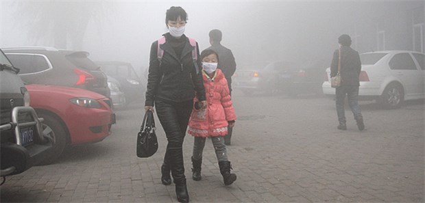 So gefährlich ist der Smog Extremer Smog: Fußgänger mit Atemschutzmasken in der nordost-chinesischen Millionenstadt Harbin (Provinz Heilongjiang) im Oktober 2013.
