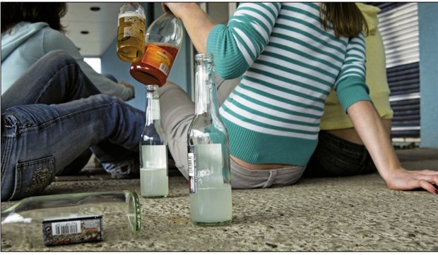 Alkohol bei Jugendlichen immer beliebter Exzessiver Alkoholkonsum hat bei Jugendlichen in den vergangenen Jahren stark zugenommen.
