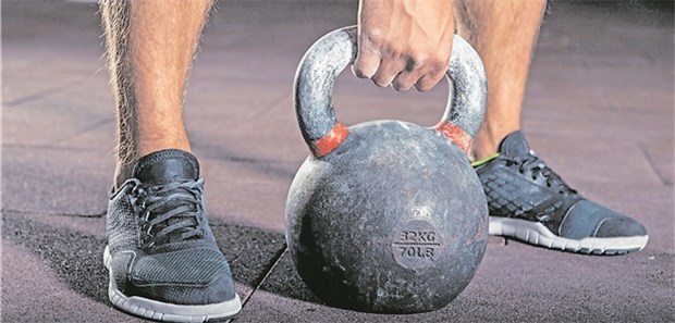 Exzessives Training mit der Kugelhantel kann die Schultermuskulatur stark belasten.