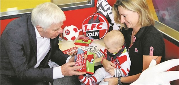 Paradies für kleine Fußball-Fans FC-Präsident Werner Spinner mit dem kleinen Lionel Maxim und seiner Mutter Nicole Leonhardt: Das Fan-Babybuch kommt gut an.