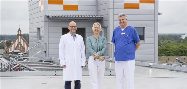 Dr. Andreas Glück ist neuer Chefarzt am FEK Neumünster FEK-Geschäftsführerin Kerstin Ganskopf mit dem neuen Chefarzt Dr. Andreas Glück (links) und dessen Vorgänger Holger Brammer, der in den Ruhestadt geht.