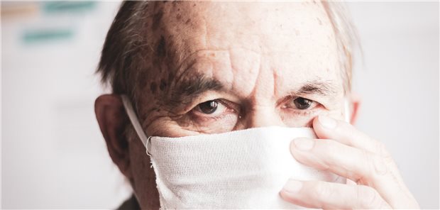 Erste Länder kippen FFP2-Maskenpflicht für Bewohner von Pflegeheimen FFP2-Maske weiter tragen - oder kann auf sie verzichtet werden? Über Empfehlungen und Regeln für Bewohner und Bewohnerinnen von Pflegeeinrichtungen wird jetzt diskutiert. (Symbolbild mit Fotomodell)