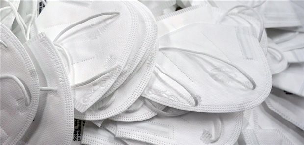 FFP2-Masken in einem Karton. Was zunächst als Mangelware händeringend gesucht wurde, erwies sich im Frühjahr 2020 bald als Massenware lieferbar.