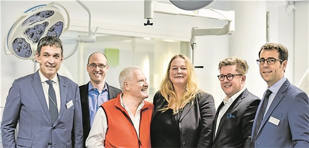 Das Erfolgsgeheimnis einer kleinen Klinik Fabian Hubacek (2.v.r.) neben Katharina Wagner, Leiterin der Bayreuther Festspiele, im November vergangenen Jahres bei der Eröffnung der deutschlandweit bisher einzigen Miyabi Angio-CT Suite von Siemens.