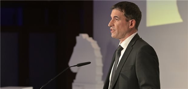 Fabian Kaufmann, Vorsitzender der Geschäftsführung des Springer Medizin Verlags, schickt einen Appell an die Politik: Mehr sachlicher Austausch wäre oft wünschenswert.