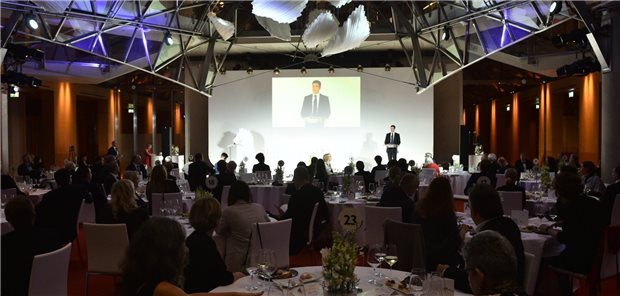 Kaufmann: Enormes Potenzial wissenschaftlicher Expertise Fabian Kaufmann, Vorsitzender der Geschäftsleitung von Springer Medizin, eröffnete die Verleihung des Galenus-von-Pergamon-Preises und des Charity Awards.