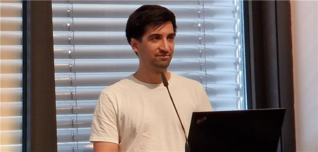 Fabian Nokodian, Arzt für Mund-, Kiefer- und plastische Gesichtschirurgie in Weiterbildung, berichtet über Software-Unterstützung für Pflegekräfte.