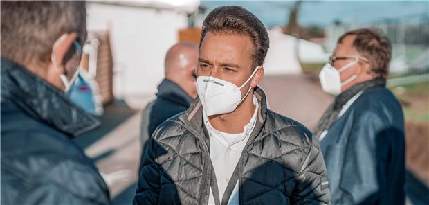 „Wie beschwingt läuft das ‚Impfen in den Mai‘, Herr Schneider?“ Fabian Schneider (Bildmitte) im Vorbereitungsgespräch mit weiteren Koordinatoren der Corona-Aktion „Impfen in den Mai“.