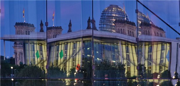 Nach der Wahl: Kassenbeiträge machen Koalitionsverhandlungen kompliziert Paul-Löbe-Haus und dahinter die Reichstagskuppel