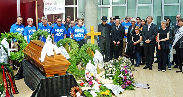 Protest mit dem Sarg Fachärzte demonstrieren bei der KVNo-Vertreterversammlung gegen die Unterfinanzierung ihrer Fachgruppen, die Hautärzte tragen symbolisch die Dermatologie zu Grabe.