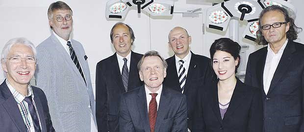 Sieben neue Fachärzte auf einen Schlag: Nobel-Klinik rüstet auf Fachärztlicher Neuzugang in der Privatklinik im Hause Breidenbacher Hof (v.l.) Dr. Manfred Fritz Kuhn, Professor Mark Goepel, Dr. Malte Vilnow, Professor Frank Ulrich, Dr. Gerd Degoutrie, Dr. Ellen Adamek und Dr. Branislav Matejic.