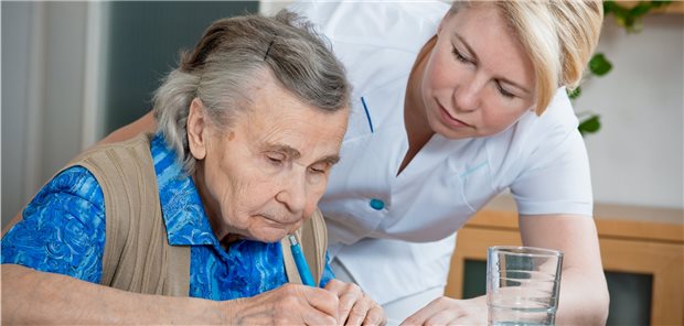 Fachkräfte ermöglichen Senioren, länger in der eigenen Wohnung bleiben zu können.