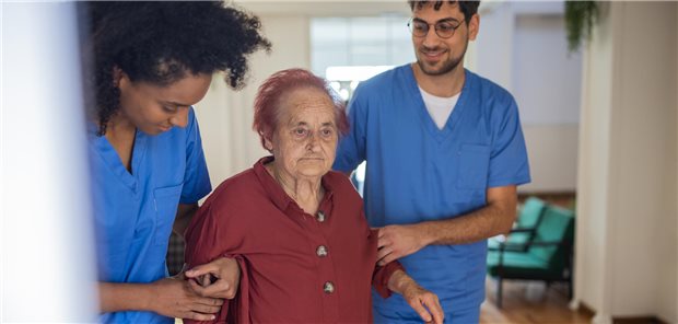 Fachkräftemangel oder erfreuliche Dynamik auf dem Pflegearbeitsmarkt? Die Einschätzungen gehen auseinander.