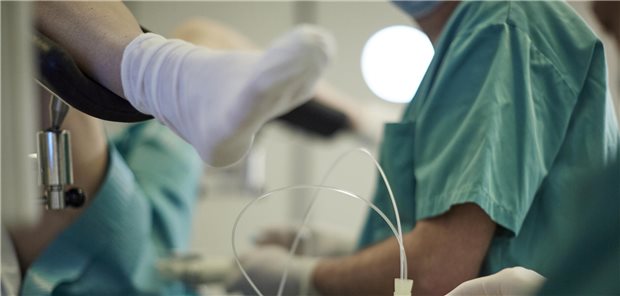 Frau auf einem Gynstuhl.