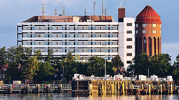 Kampf um Insel-Zuschlag Fährt seit Jahren rote Zahlen ein: Das Westküstenklinikum sieht sich durch die große zu versorgende Fläche und geringe Patientenzahlen im Nachteil.