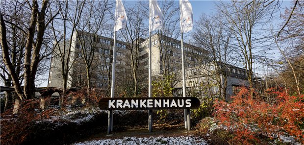 Imland Klinik: Bürgerwunsch fällt im Landeskrankenhausausschuss durch Fahnen mit dem Klinik-Logo wehen vor dem Haupteingang der Imland-Klinik in Rendsburg. Wie genau es mit den beiden imland-Standorten Rendsburg und Eckernförde weiter geht, ist ungewiss.
