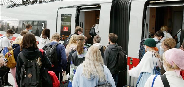 Vorerst keine 3G-Regel in Fernzügen der Bahn Fahrgäste mit Schutzmasken betreten einen ICE-Zug der Deutschen Bahn im Berliner Hauptbahnhof: Vorerst gilt hier keine 3G-Regel.