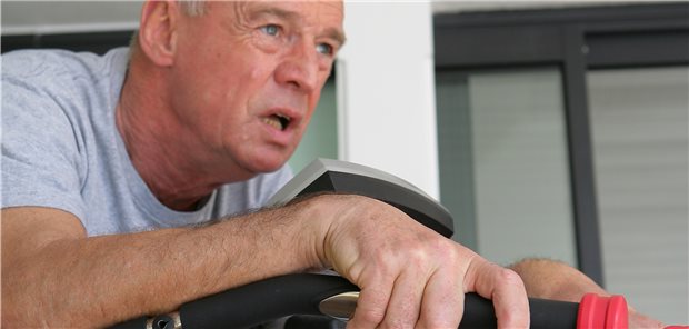 Fahrradergometer-Training: Forscher untersuchten das Blut von Patienten mit Prostatakarzinom und fanden keine Auffälligkeiten bei den natürlichen Killerzellen. (Symboldbild mit Fotomodell)
