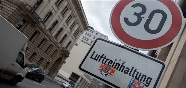 Luft in deutschen Städten wird besser Fahrzeuge sind auf der Leipziger Straße in Berlin unterwegs – es gilt Tempo 30 zur Luftreinhaltung.