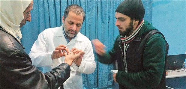 "Du siehst in den Augen der Kinder die Furcht" Fais Urabi (M.), Sprecher der Gesundheitsbehörde des von Rebellen kontrollierten und von Regierungstruppen angegriffenen Gebiets bei Damaskus, behandelt einen Patienten.