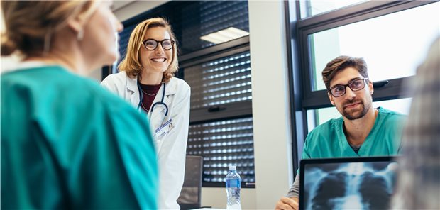 Sexy Ärztin Geht Mit Ihrem Patienten Direkt Zur Sache Sexy Ärztin Geht Mit Ihrem Patienten Direkt Zur Sache