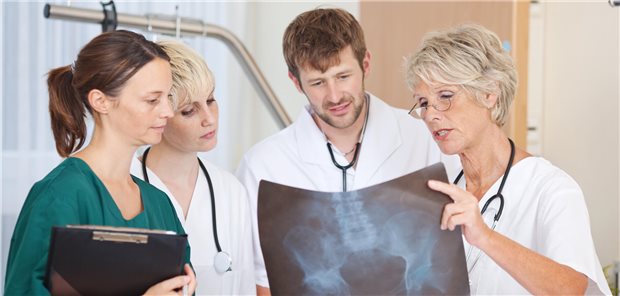 Fallbesprechung in der Klinik: Ob die Qualität der Weiterbildung gut läuft, ließe sich besser über Visiten am Weiterbildungsort oder Feedback-Befragungen prüfen.