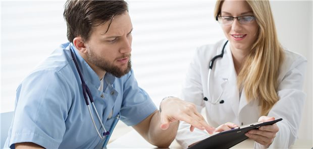 Fallbesprechung mit einer Ärztin in Weiterbildung – oft bleibt im Klinikalltag wenig Zeit für die Lehre. (Motiv nit Fotomodellen)