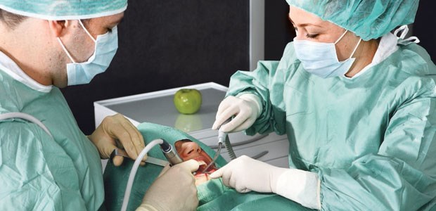 Mission impossible - die Kooperation von Arzt und Zahnarzt Falls eine Narkose notwendig wird, ist die Leistung von Anästhesisten beim Zahnarzt honorartechnisch nicht vorgesehen.