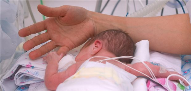 Fallzahlerfahrung versus Angebotsdichte? Die Qualitätsvorgaben des G-BA an die Frühchenversorgung werden kontrovers diskutiert.