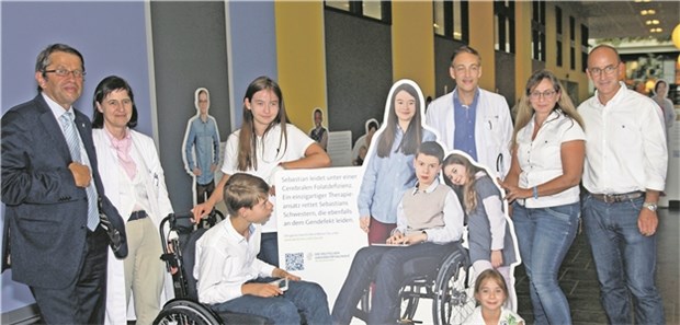 33 medizinische Herausforderungen Familie Bopp mit den Göttinger Spitzenforschern, die den drei Geschwistern Sebastian, Janina und Bria das Leben retteten. Ihre Geschichte ist Teil der Ausstellung „33 Uniklinika – Eine Spitzenmedizin“.