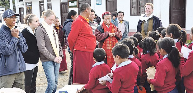 Engagement für Kinder in Nepal Familie Mangold (Töchter vorne links, Jörg Mangold hinten rechts) beim Besuch in ihrer Projektschule in Nepal.