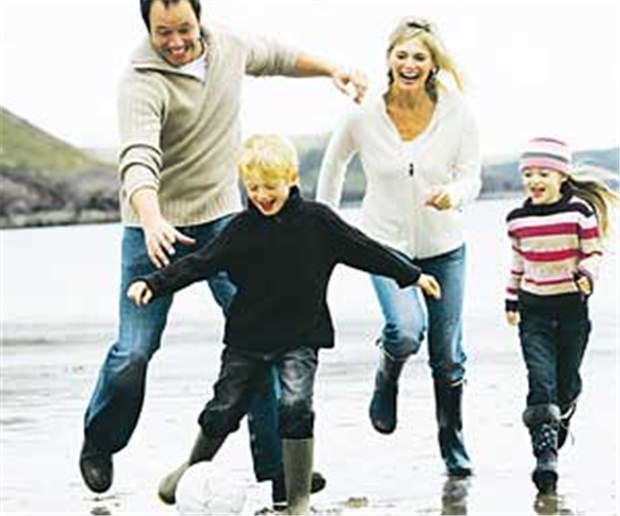Familie ganz entspannt. Wie Ärzte Arbeit und Familie besser unter einen Hut bringen, darüber informiert die KBV im Internet.