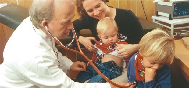 Fernreisen mit Kleinkindern Familien mit Kleinkindern sollten vor einer Fernreise besonders sorgfältig über Infektionsrisiken aufgeklärt werden.