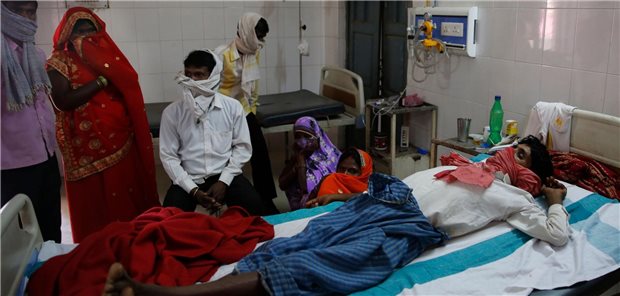 WHO: 27 Ländern droht Kollaps im Kampf gegen Tuberkulose Familienangehörige stehen in einem Krankenhaus in Varanasi in Indien am Bett eines Patienten, der an Tuberkulose leidet. Die WHO sieht den Kampf gegen TB momantan in vielen Ländern gefährdet.