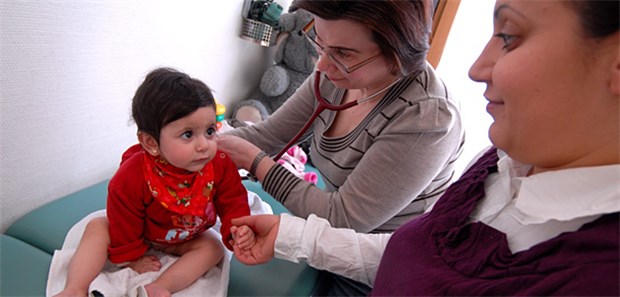 Mit der Mini-Ethnografie zur richtigen Anamnesean Familienbetreuung: Hausärzte mit interkulturellem Wissen haben es leichter, ein langfristiges Vertrauensverhältniszu Patienten mit Migrationshintergrund aufzubauen.