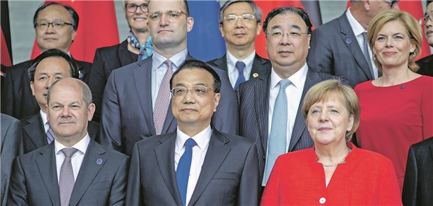 Wie gesund kann das Reich der Mitte werden? Familienfoto mit Kanzlerin Angela Merkel und Chinas Ministerpräsident Li Keqiang (M.) sowie in der zweiten Reihe Gesundheitsminister Jens Spahn mit seinem Amtskollegen Ma Xiaowei (r.).