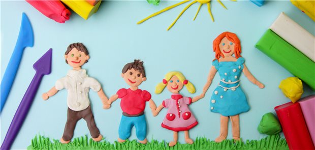 Bayern schießt Bundesanteil für Kinderwunschbehandlungen vor Familienidylle mit zwei Kindern – das klappt in vielen Fällen nur per Knetmasse. Die Kinderwunschbehandlung wird durch ein Bund-Länder-Förderprogramm unterstützt. Bayern geht hier künftig einen Sonderweg.
