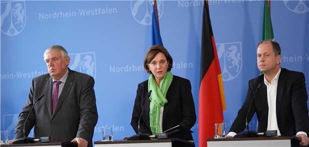 Kliniken sollen sehen können, wo Intensivkapazitäten frei sind Familienminister Dr. Joachim Stamp, Schulministerin Yvonne Gebauer und Gesundheitsminister Karl-Josef Laumann informierten am Montag die Presse zur aktuellen Lage und zu weiteren Maßnahmen im Kampf gegen das Corona-Virus in Nordrhein-Westfalen. (v.r.)