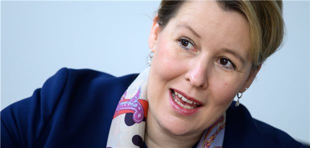 Mehrgenerationenhäuser werden weiter gefördert Familienministerin Franziska Giffey unterstützt weiterhin Mehrgenerationenhäuser.