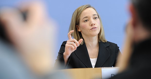 Schröders Familienpflegezeit: Großer Wurf oder nur lauwarme Luft? Familienministerin Schröder: Sie will die Familienpflegezeit - aber auf freiwilliger Basis für die Unternehmen.