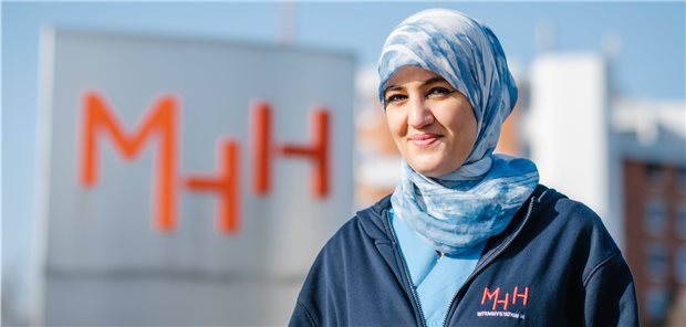 Intensivpflegerin: Dringend benötigt und von Ausweisung bedroht Farah Demir, Intensivkrankenpflegerin auf der COVID-19-Intensivstation an der Medizinischen Hochschule Hannover (MHH).