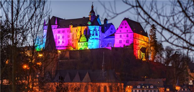 Farbe bekennen: Schon im vergangenen Jahr war beim Tag der seltenen Erkrankungen viel Farbe im Spiel. Das Bild zeigt das illuminierte Marburger Schloss. (Archivbild)