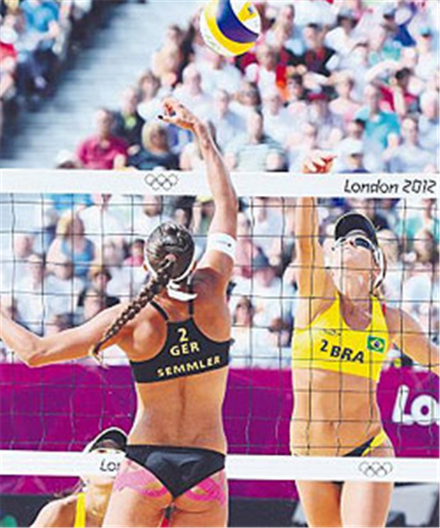 Der etwas andere Olympia-Rückblick Farbiges Kinesiotape auf der Haut: die deutsche Beach-Volleyballerin Ilka Semmer (l.) gegen Brasilien.