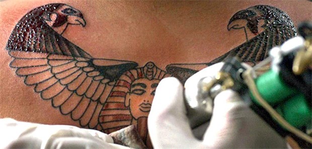 Farbpigmente wandern als Nanopartikel im Körper Farbpartikel der Tattoo-Farbe können sich in Lymhkpnoten dauerhaft anlagern – die Folgen der Wanderschaft der kleinesten Partikel in Nanogröße ist dabei noch unklar.